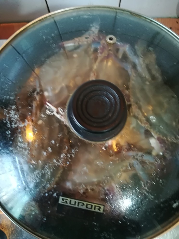 锅烀螃蟹,盖上锅盖中小火8分钟,闻香糊吧味住火。