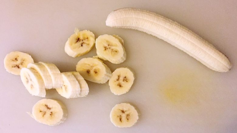 甜蜜的心,香蕉🍌去皮切成片备用;