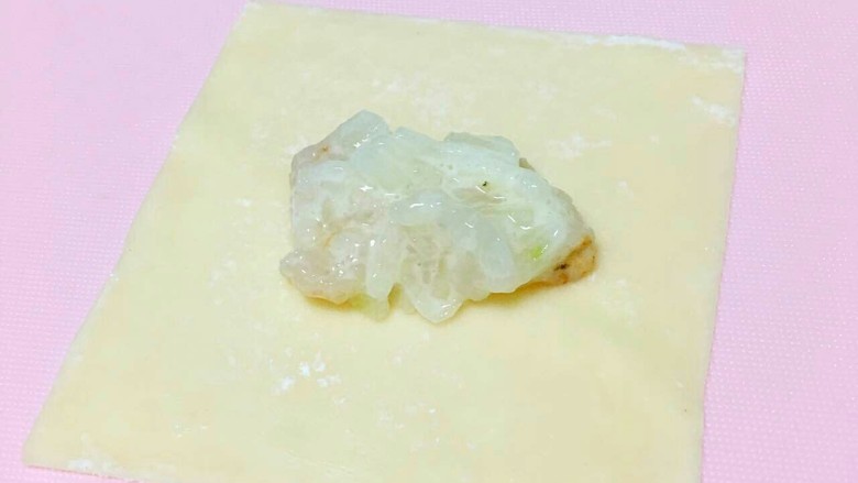 锅贴,把和好的馅包入馄饨皮中,四边摸些水,好粘合