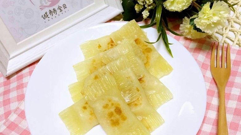 锅贴,重点:后烹入清水盖好锅盖焖熟