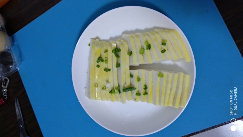 手工鱼糕二吃法,切好,小片用来香煎,整片用来清蒸