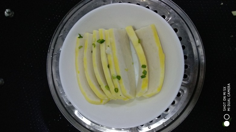 手工鱼糕二吃法,整片的鱼糕装小碗,锅内加100ml水,上笼蒸5-8分钟(鱼糕本是熟的,蒸热即可)