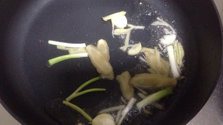 私房酱香家常豆腐,加入蒜瓣,姜丝,泡姜和葱段爆香