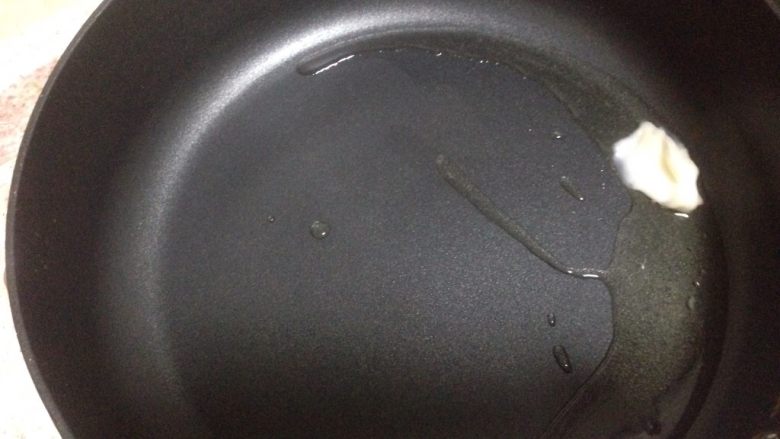 私房酱香家常豆腐,待油烧热加入适量猪油,炒菜更香