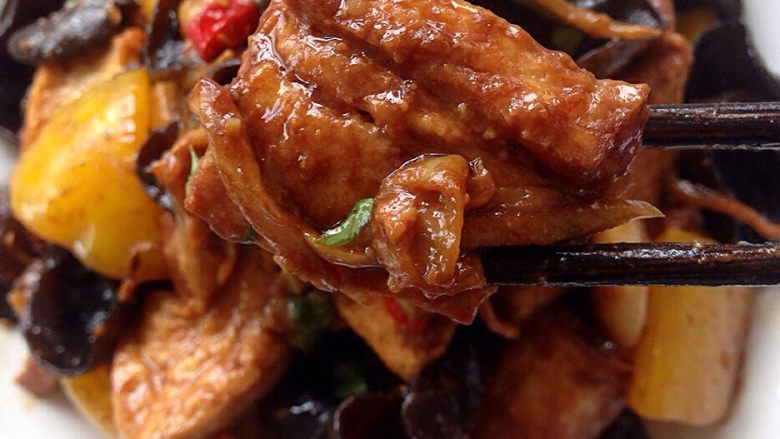 私房酱香家常豆腐,上桌先夹的一定是豆腐,这色泽实在是太诱人了,浓郁的花生酱的味道带了一丝泡姜的味道还有指天椒的辣味,味道确实棒极了!