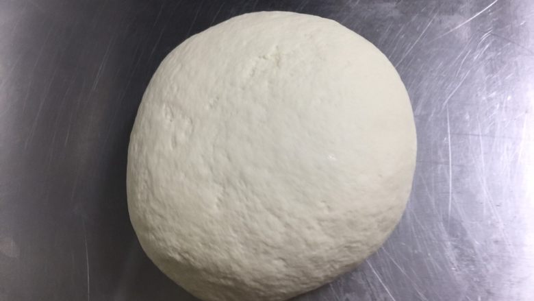 发面葱油饼,一材料全部倒入盆中 揉成光滑的面团 多揉一会