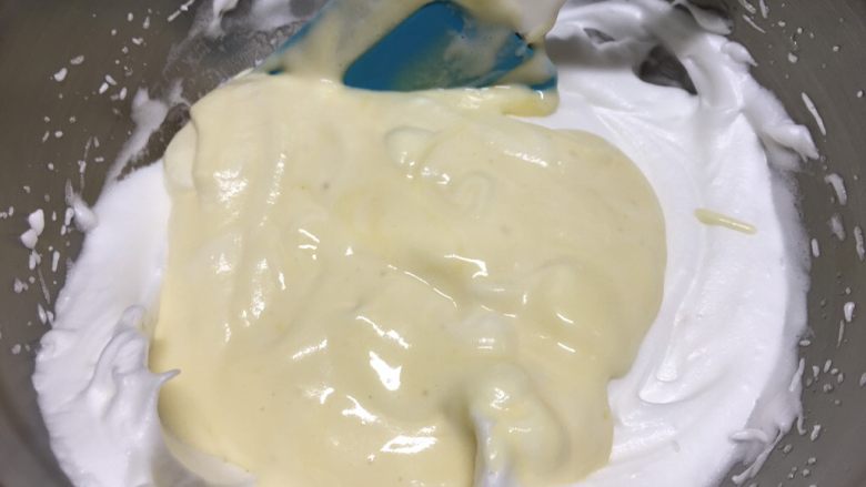 基础戚风蛋糕(6、8寸),将混合好的蛋黄糊倒入蛋清