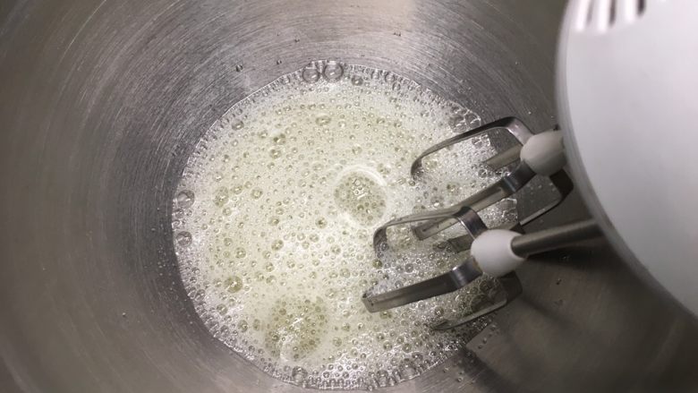 基础戚风蛋糕(6、8寸),蛋清用电动打蛋器用高速打发至鱼眼发泡