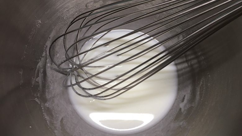 基础戚风蛋糕(6、8寸),用打蛋器搅拌乳化,转圈就可以,速度可以快一点