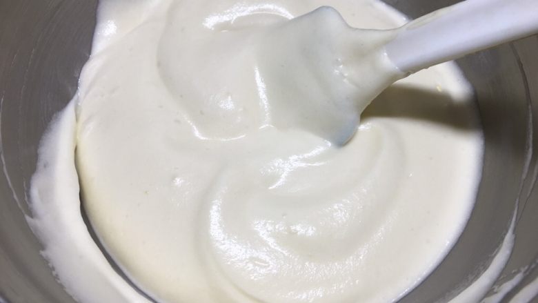 基础戚风蛋糕(6、8寸),继续以J字形搅拌直至细腻的蛋糊状态,这里戚风270%已经成功了