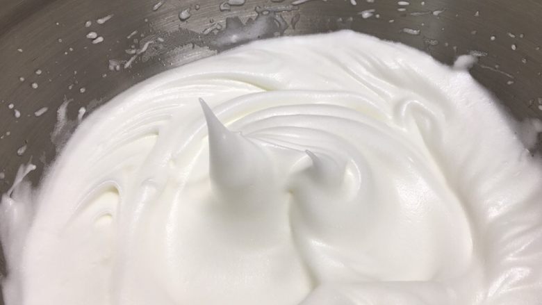 基础戚风蛋糕(6、8寸),将四周中间全部打到,直到可以拉出直立尖角,也就是干性发泡状态,蛋白应该是细腻有光泽的