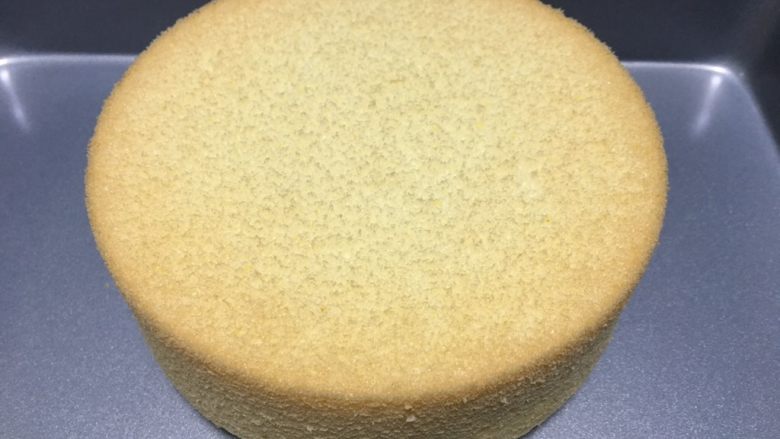 基础戚风蛋糕(6、8寸),完全冷却后脱模,底部没有凹陷