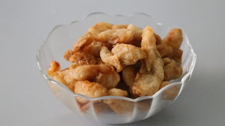 熬猪油,熬至猪油成渣即可。
熬好的猪油渣可以用来炒菜、包饺子,或者撒上盐直接吃。