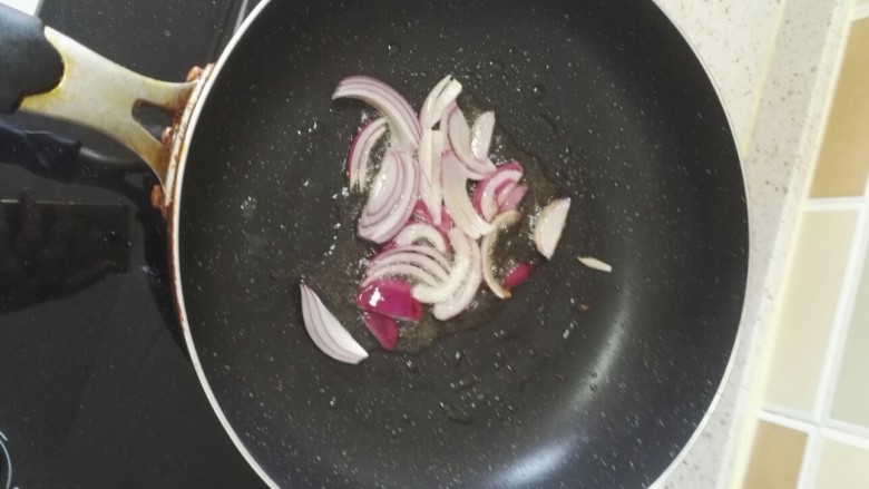 黑椒培根炒乌冬面,热油起锅,爆香洋葱(用黄油味道更佳)