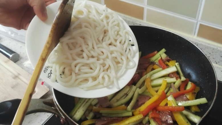 黑椒培根炒乌冬面,丝瓜,乌冬面下锅