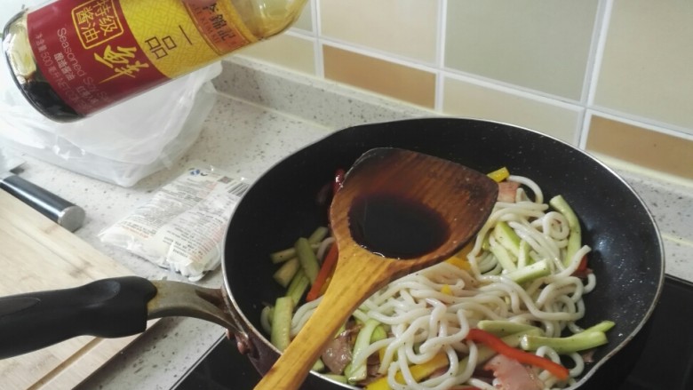 黑椒培根炒乌冬面,调味放一品鲜酱油,少许鸡粉和糖