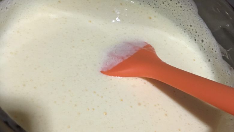 巧克力冰淇淋,牛奶蛋黄液放火烧开,微微冒泡即可,静置放凉备用。