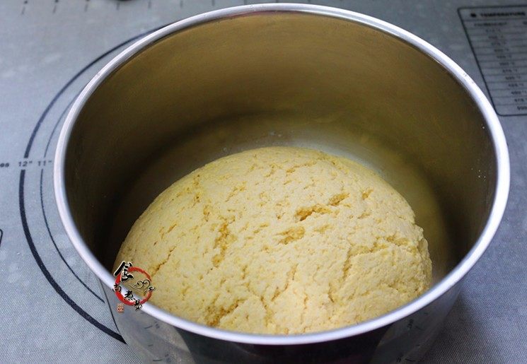 玉米面豆沙板栗包,面团膨胀至2倍大,倒出,在案板上揉均匀
