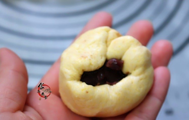 玉米面豆沙板栗包,包入豆沙馅,收口搓圆