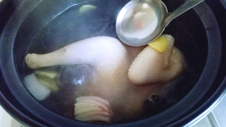 养生母鸡汤,烧开后用汤勺撇出沫子,转小火慢炖2小时左右。
