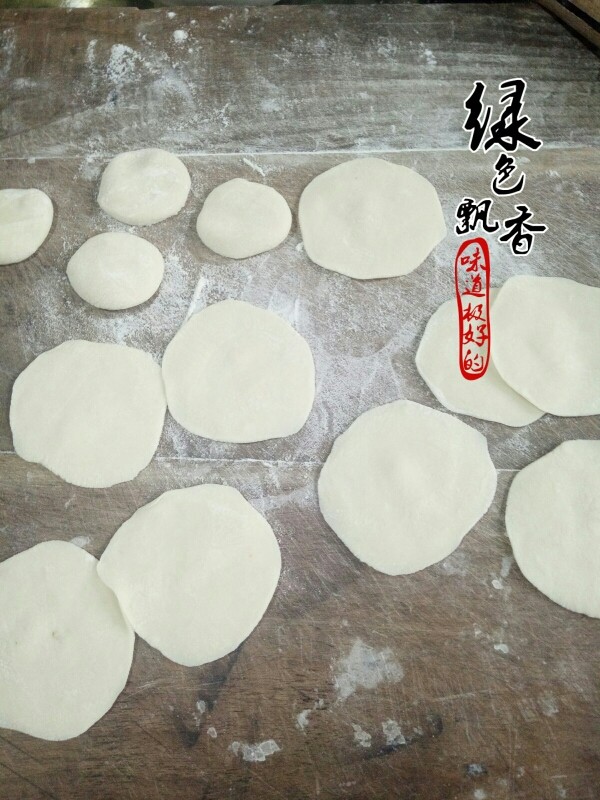 韭菜鸡蛋馅饺子,将面剂子按压，擀皮
