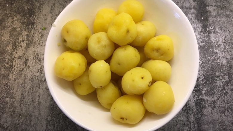 孜然小土豆,将土豆剥皮