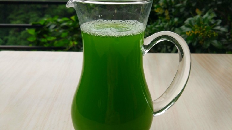 苦瓜纯酸奶慕斯杯,苦瓜切小丁,倒入料理机,加纯净水210克(配方外),打碎,过滤后得到<a style='color:red;display:inline-block;' href='/shicai/ 8258'>苦瓜汁</a>280克