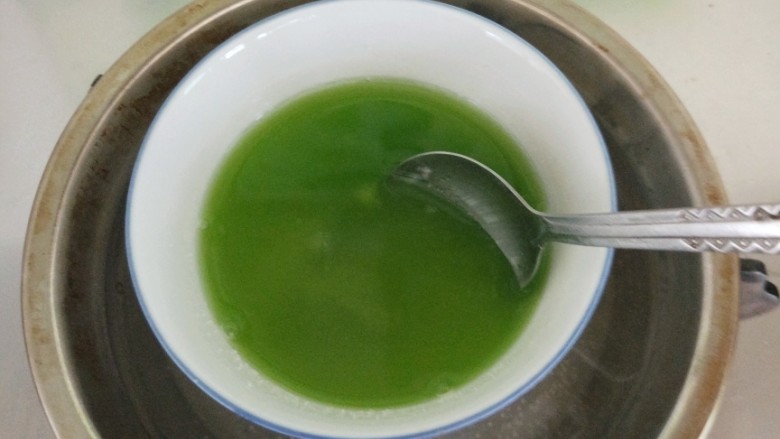 苦瓜纯酸奶慕斯杯,鱼胶粉8克加白糖25克加苦瓜汁60克,隔热水融化,需不停搅拌至完全融化,将融化的液体倒入剩下的苦瓜汁里面,一边倒一边快速搅拌均匀。