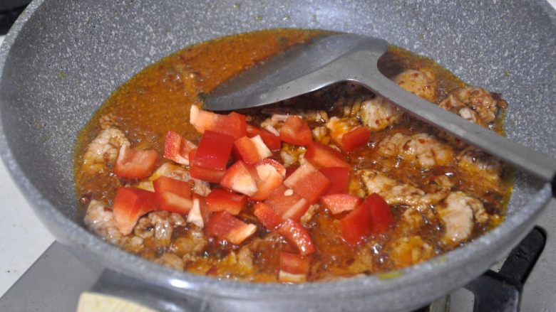 茭白炒肉,倒入甜椒,翻炒30秒。