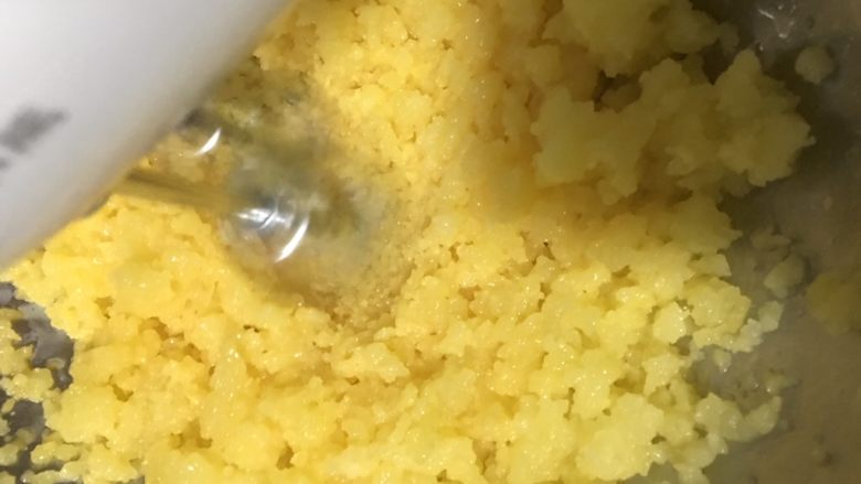 泡芙(懒人版),这一步需要一点时间慢慢倒入搅拌,不然会水油分离。