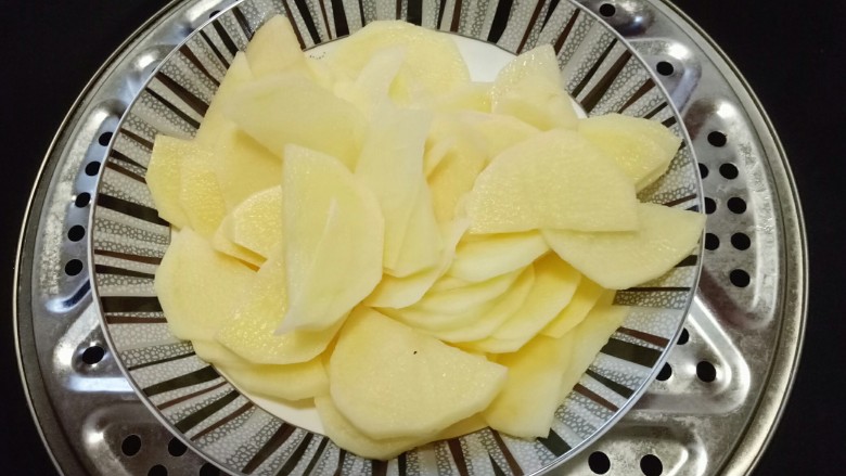 土豆泥芝士焗阿根廷红虾,切好的土豆片放入锅中,隔水蒸熟,约8-10分钟即可。
