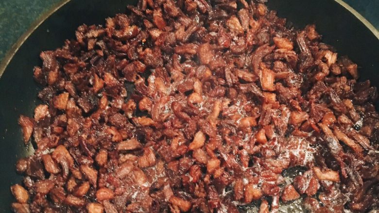 快手系列之---麻辣牛肉干,牛肉一定要炸成这种颜色,我没法形容,你们看图。别炸焦了,建议用平底锅,面积大,水分好挥发。然后,把准备的那一碗湿调理倒进去,炒一下。
