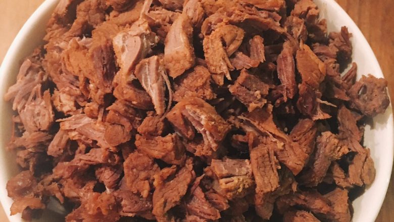 快手系列之---麻辣牛肉干,撕碎(这一步可能是最麻烦的,不想撕就切小块或者小条状)