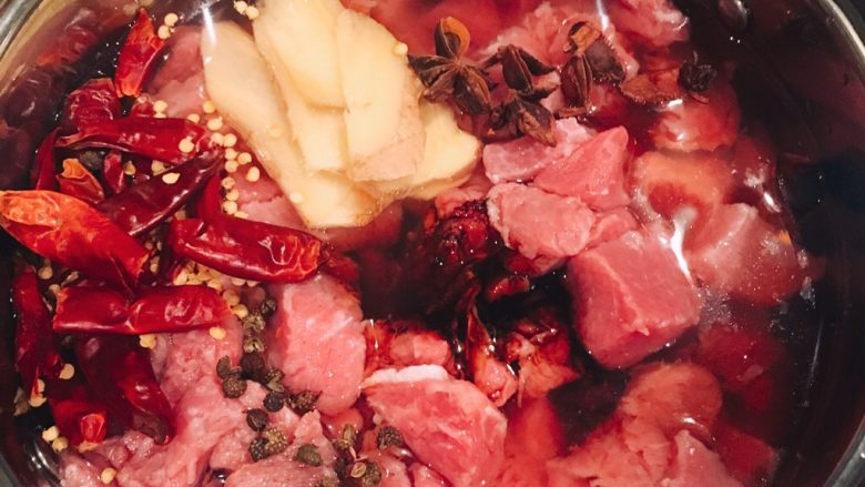 快手系列之---麻辣牛肉干,把牛肉和卤料放入锅里,加水,没过牛肉。放入<a style='color:red;display:inline-block;' href='/shicai/ 762'>老抽</a>(<a style='color:red;display:inline-block;' href='/shicai/ 762'>老抽</a>为了上色,一点点放,颜色不够再加)然后放盐,一般尝尝汤,汤会略微有一点咸的时候,肉就刚刚好,但别放太多(放太多会影响后面的步骤,可以放不够,但别放多了,肉熟了以后自己尝尝咸淡)。
