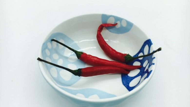 双椒拌银耳,主要食材:<a style='color:red;display:inline-block;' href='/shicai/ 82'>小米椒</a>
