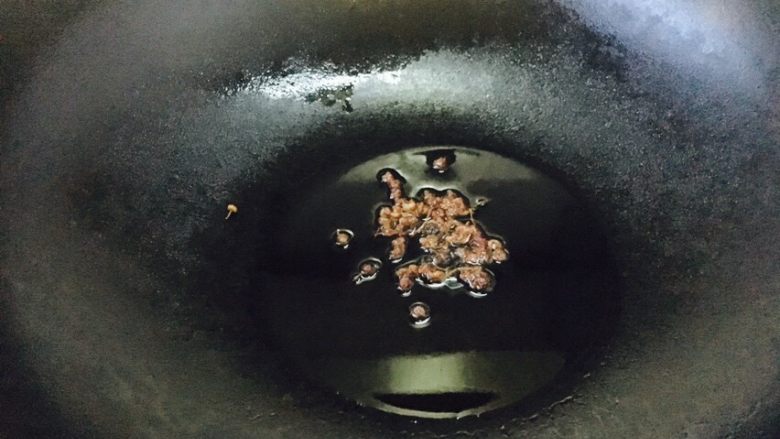 双椒拌银耳,锅里放油,放入花椒。