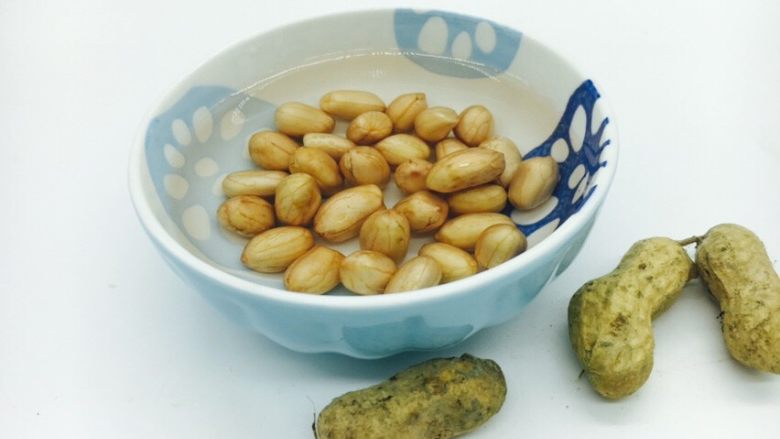 双椒拌银耳,花生剥成花生米,煮熟。