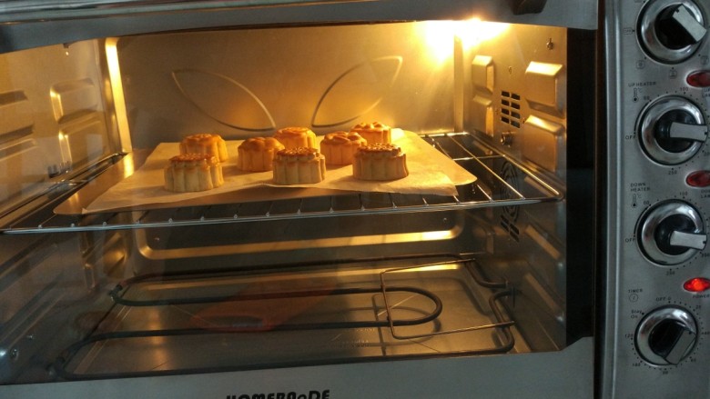 广式月饼+ukoeo6002烤箱,继续烘烤,180度15分钟