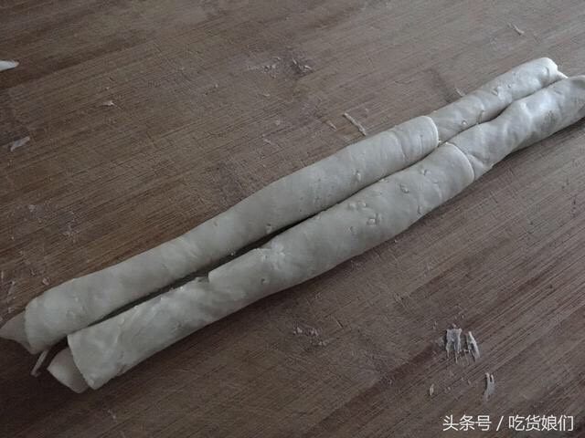 手抓饼变身蝴蝶酥,在长方形酥皮表面均匀撒上白砂糖，分别从左右两边卷起，如果饼皮开始软化，可放至冰箱冷藏15-20分钟变硬或者撒一些面粉防粘。
