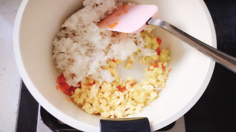 南瓜盅焖饭 宝宝辅食,将鸡蛋,娃娃菜,米饭一起倒入锅中,翻炒均匀
