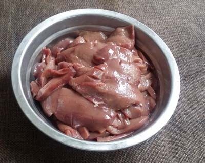 鲜椒炝腰片,<a style='color:red;display:inline-block;' href='/shicai/ 4325'>猪腰子</a>除去外部筋膜,剖开片去腰臊,切成梳子片,用清水浸泡5分钟
