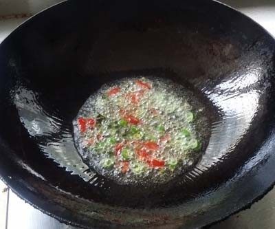 鲜椒炝腰片,青花椒、辣椒、泡椒用热油炝出香味