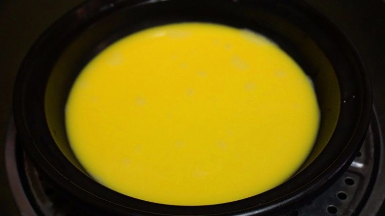 鲫鱼蒸蛋,5.先将2/3的鸡蛋液倒入碗中,用中火蒸8分钟后再将鲫鱼放入蒸蛋中