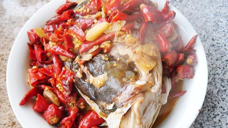 辣烧鱼头, 出锅装盘,即可上桌品味