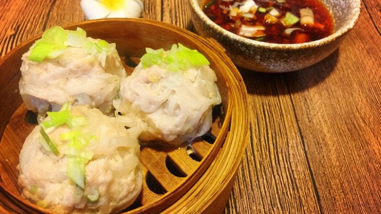 萝卜丝丸子,
6.蒸熟后取出撒上葱花,配上红油蘸碟即可(红油蘸碟:自制红辣椒油,葱花,醋,盐,胡椒粉,生抽)