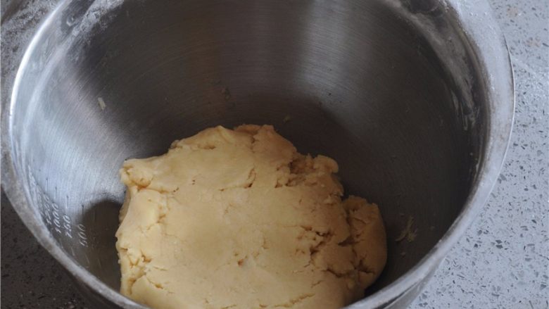 红豆莲子月饼,用刮刀拌匀成团,静置30分钟