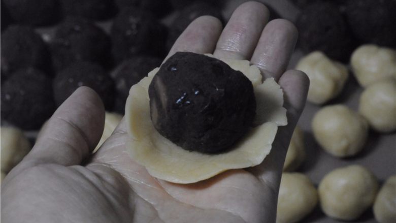 红豆莲子月饼,将面皮压扁,红豆馅放在中间