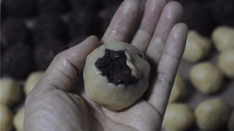 红豆莲子月饼,左手虎口慢慢网上收,直到将月饼皮包裹住红豆莲子馅