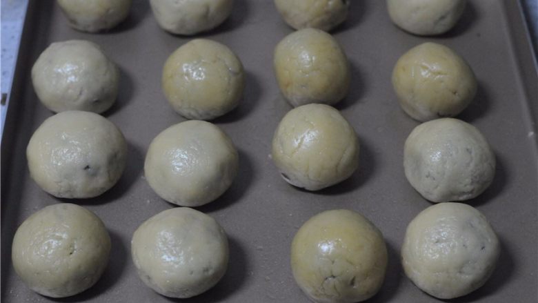 红豆莲子月饼,搓圆,全部做好