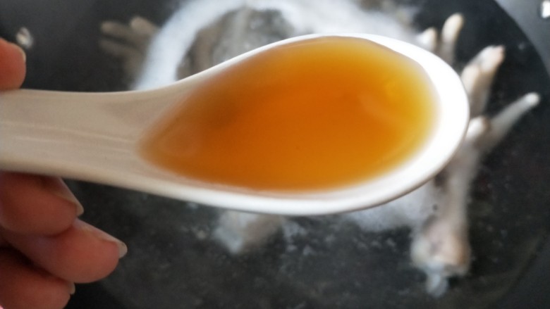 煲剧必备、秘制卤鸡爪,鸡爪放入锅中,加水没过鸡爪,煮开后加一勺<a style='color:red;display:inline-block;' href='/shicai/ 718'>料酒</a>。